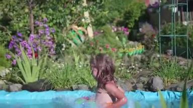 一个小女孩跳进一个小池塘，从<strong>跳跃</strong>中<strong>溅起</strong>水来。 在炎热的炎热的夏日里，孩子喜欢喝凉水